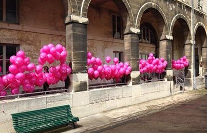 A côté des blouses blanches, les roses