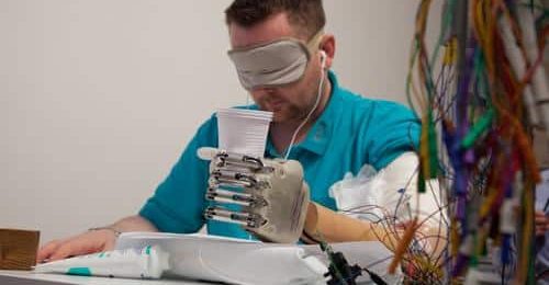 Le sens du toucher grâce à une prothèse Le sens du toucher grâce à une prothèse