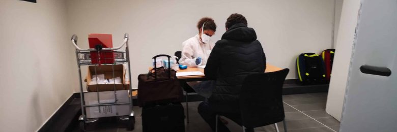 Entretien, test Covid-19 et quatorzaine obligés : à La Réunion, un accueil infirmier au bas de l’avion