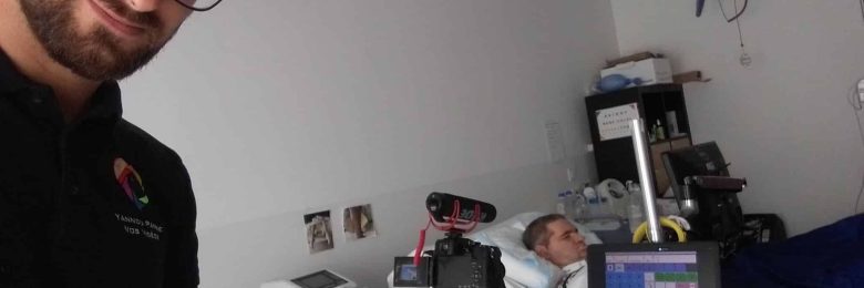 « Yannou panse vos vidéos » : un infirmier avec une caméra à la main