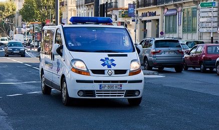 Un patient sauve la vie de son ambulancier sur le chemin de l’hôpital