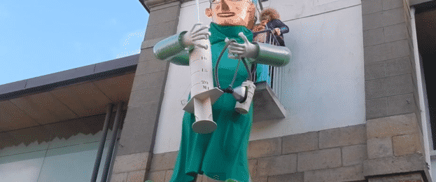 Pour la défense de l’hôpital de Douarnenez : le bonhomme du Carnaval est un anesthésiste
