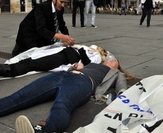 A Bordeaux, les infirmières tombent devant les passants