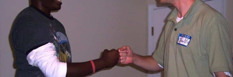 Le fist bumping, c’est plus clean Le fist bumping, c’est plus clean