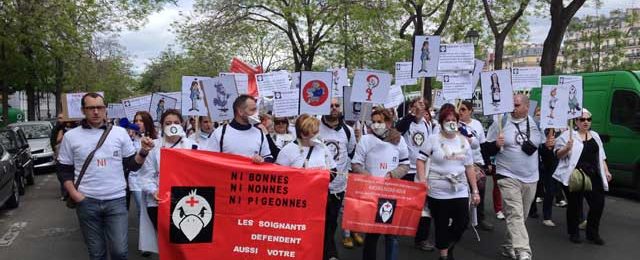 [VIDEO] Des infirmières et aides-soignantes dans la rue