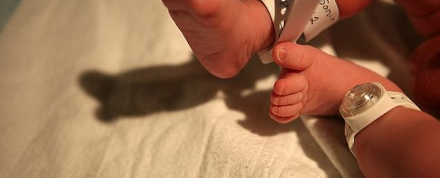 Enlèvements de nourrissons : Comment s’organisent les maternités ?