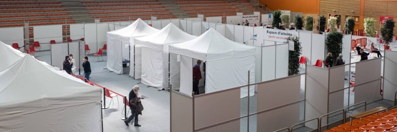 Infirmiers dans les centres de vaccination : existe-t-il vraiment “d’étonnantes différences” de rémunération entre les libéraux et les salariés ?