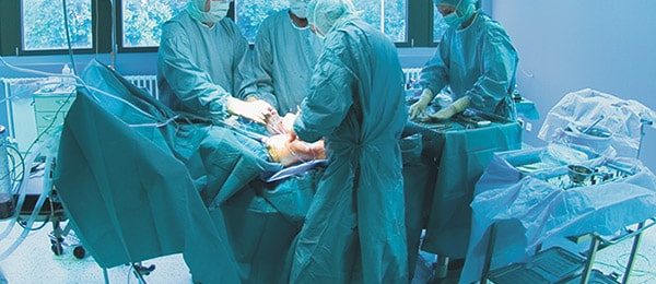 Un hôpital poursuivi pour avoir employé de faux infirmiers au bloc opératoire