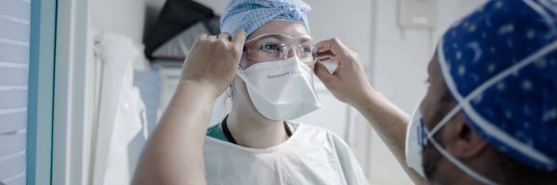 Une photographe en immersion auprès de de patients covid-19 et de soignants