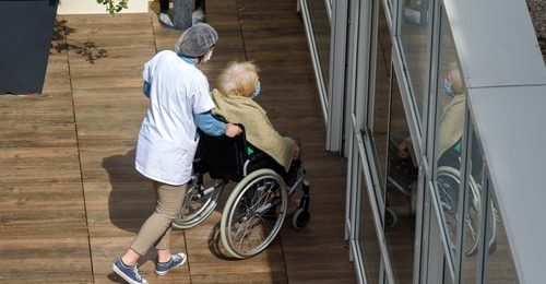Ehpad : la Cour des comptes pointe les manques persistants de personnels qualifiés