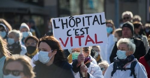 Grèves des infirmiers, démissions et pénuries… partout dans le monde