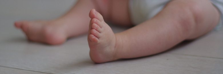 Les produits cosmétiques non rincés contenant du phénoxyéthanol ne doivent pas être utilisés sur les fesses des enfants de 3 ans ou moins