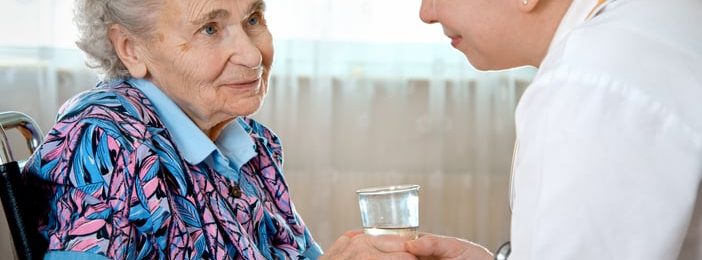 Ehpad : une intersyndicale et l’AD-PA s’élèvent contre une prime annoncée pour les “seuls” aides-soignants de la fonction publique hospitalière