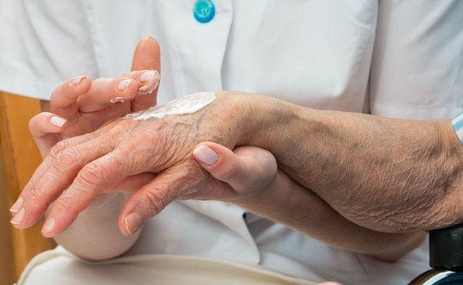 Plaies chroniques et peau péri-lésionnelle : l’intérêt des dermocosmétiques
