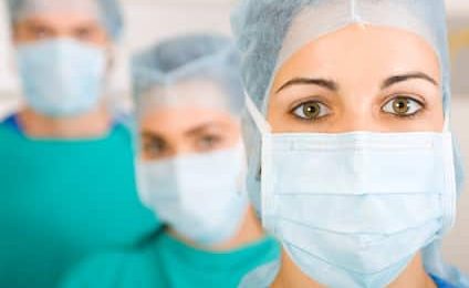 Premier pas des internes dans le privé sous l’oeil sceptique du public