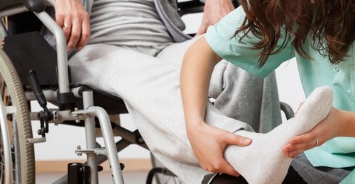 Ehpad : un meilleur taux d’encadrement par résident réduirait les risques professionnels pour les soignants, pointe la Cour des comptes