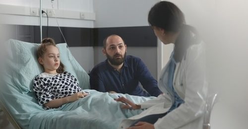 Présence parentale à l’hôpital, secret médical, consentement : la Défenseure des droits insiste sur les différents droits de l’enfant dans un cadre médical