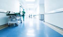 Faute d'infirmiers spécialisés, le CHU de Grenoble annule une centaine d'interventions de chirurgie pédiatrique