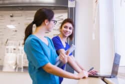 Étudiants en soins infirmiers : la voie de l'apprentissage devrait bientôt être accessible dès la première année