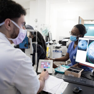 Sidonie, infirmière, perfuse un patient pour le déroulement de l’angiographie Sidonie, infirmière, perfuse un patient pour le déroulement de l’angiographie