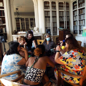 Tous les lundis après-midi se déroule un atelier préparatoire à la réalisation d’une émission de radio. Six semaines sont nécessaires pour collecter et monter interviews et micros-trottoirs. © Sylvie Legoupi
