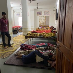 Des patients se reposent dans la salle de détox du Naman Rehab Center.