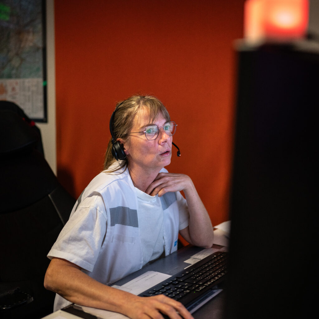 Au POP (Poste opérationnel pompiers), les infirmiers répondent aux appels classés « vert » sur l’échelle de gravité des pompiers. Ils les réévaluent parfois en « jaune », pour obtenir l’avis d’un médecin s’ils jugent que c’est nécessaire.