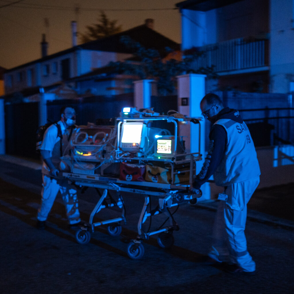 Les soignants du SMUR font régulièrement face à des situations exceptionnelles. Cette nuit-là, une jeune femme a accouché prématurément à domicile. Le nouveau-né, de 26 semaines, a pu être stabilisé et transféré en réanimation pédiatrique. Tous les infirmiers peuvent sortir sur des SMUR pédiatriques, et sont formés en néonatologie. © Bastien Doudaine