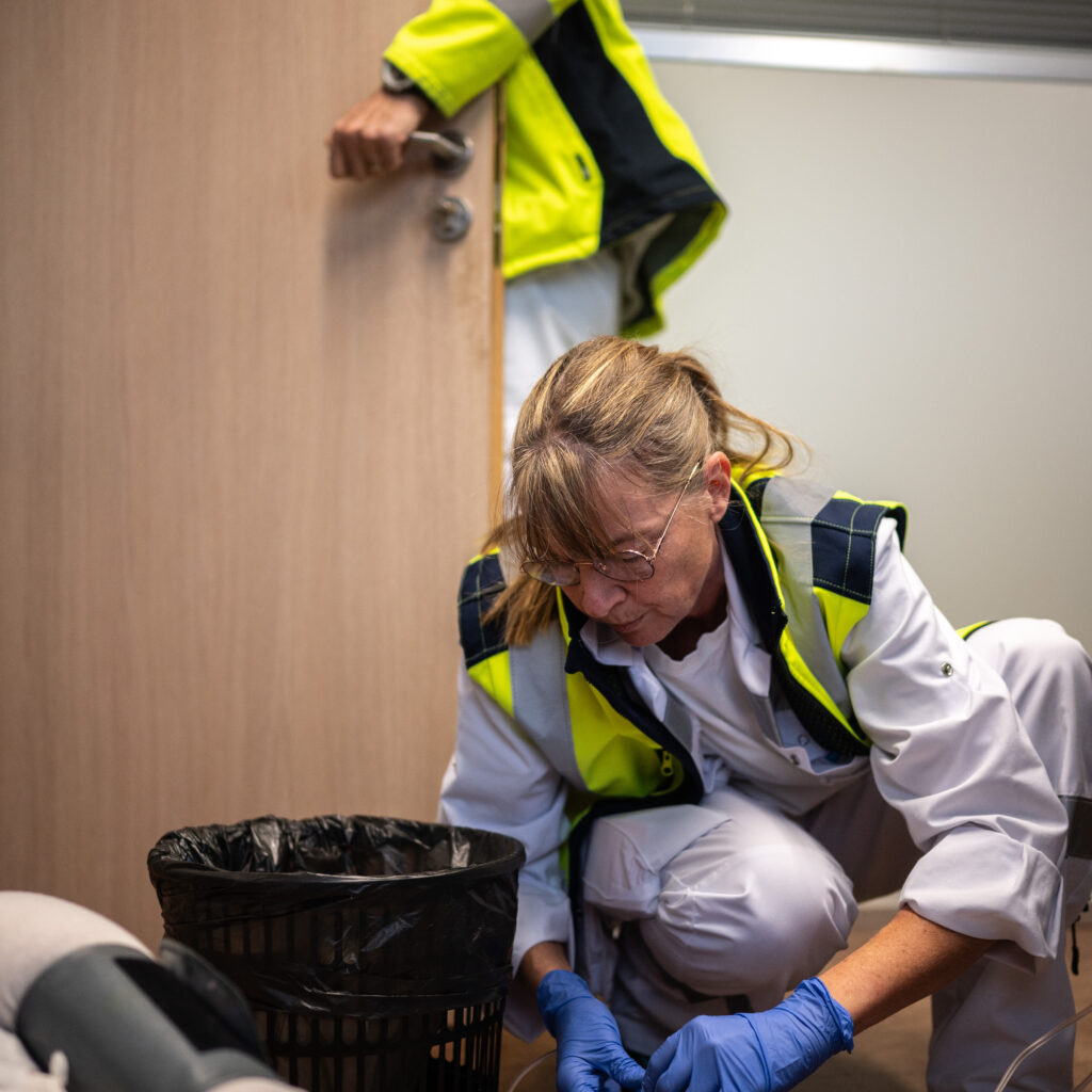 Dans le cadre d’un protocole de coopération, sur demande de l’infirmier et sous responsabilité médicale, les ambulanciers peuvent préparer certains médicaments ne nécessitant pas de dilution particulière, comme la première dose d’adrénaline. Cependant, ils ne sont pas autorisés à manipuler les stupéfiants, les amines ou les médicaments pédiatriques. « On doit vérifier les ampoules », souligne Karine, qui juge cette coopération intéressante. © Bastien Doudaine