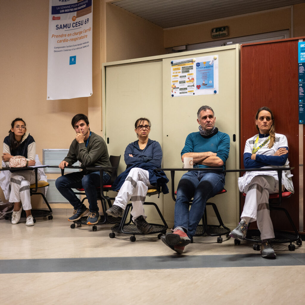 Tous les matins, les différents sites du SAMU 69 se réunissent en visio pour discuter des situations rencontrées la veille. Ce moment clé, dédié à l’amélioration des pratiques du service, permet aux professionnels présents de partager leur expérience et leurs références scientifiques avec leurs collègues. © Bastien Doudaine