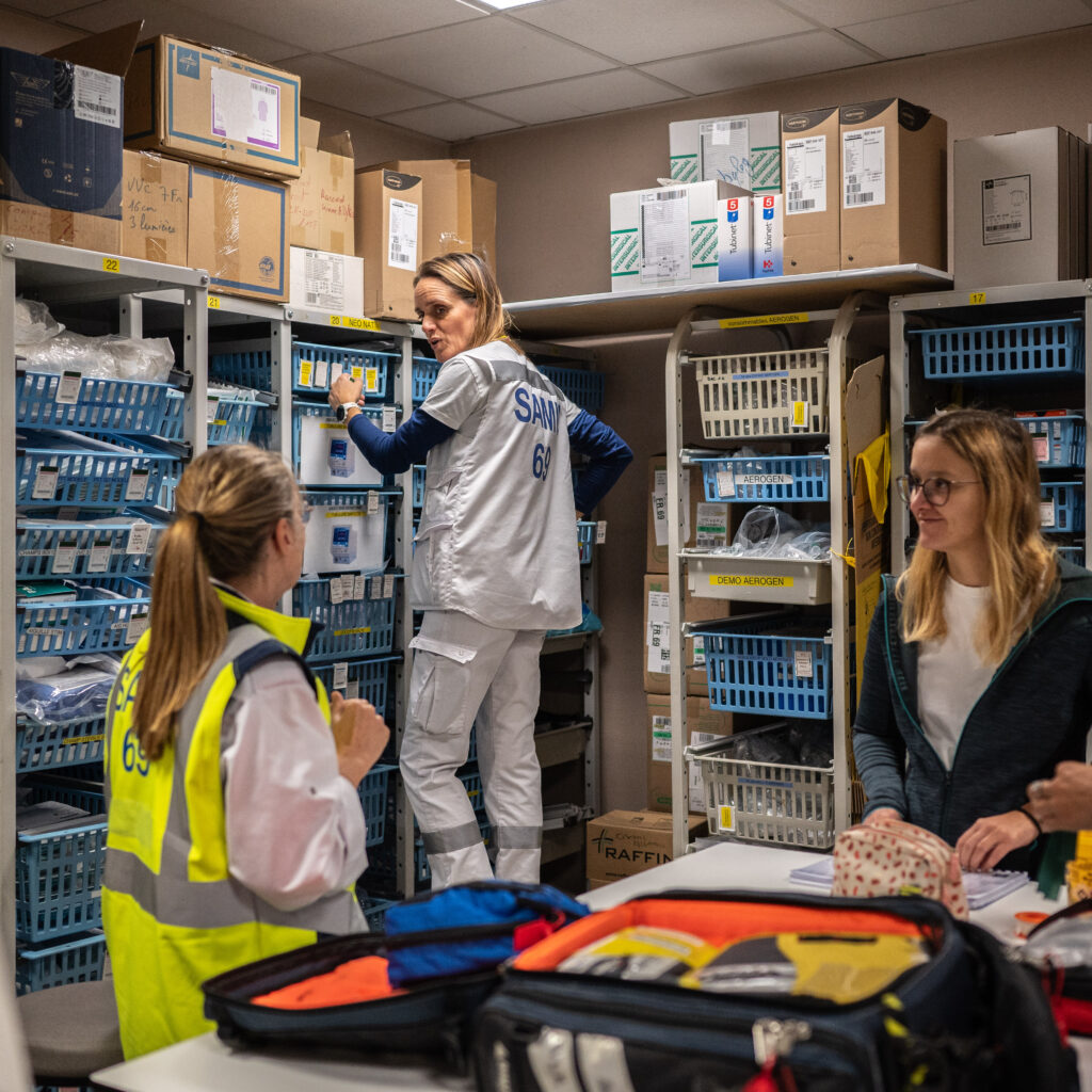 Au retour à l’hôpital, après avoir déposé le patient au « déchocage », tout le matériel utilisé doit être remis en place dans les sacs Dimatex. Chaque jour, les équipements d’un véhicule sont intégralement vérifiés : le matériel doit être utilisable en toutes circonstances. © Bastien Doudaine