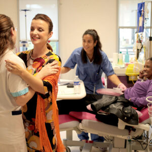 Clara Natalizio, infirmière, esquisse une bossa avec la danseuse Aude Michon, sous le regard amusé de sa collègue et d’une patiente venue pour sa séance de chimiothérapie.