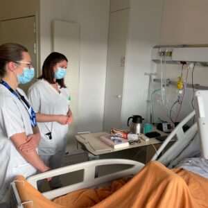 Aurélia Scoazec Koch et Sarah Perret, infirmières de l'équipe mobile échangent avec une patiente atteinte d'un cancer du foie, au sujet de la suite de sa prise en charge. Aurélia Scoazec Koch et Sarah Perret, infirmières de l'équipe mobile échangent avec une patiente atteinte d'un cancer du foie, au sujet de la suite de sa prise en charge.