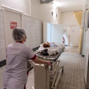 Les infirmiers de la coordination hospitalière vont chercher les corps dans la chambre mortuaire et les préparent en amont du prélèvement. Les donneurs de cornées peuvent avoir entre 7 et 90 ans. Les infirmiers de la coordination hospitalière vont chercher les corps dans la chambre mortuaire et les préparent en amont du prélèvement. Les donneurs de cornées peuvent avoir entre 7 et 90 ans.