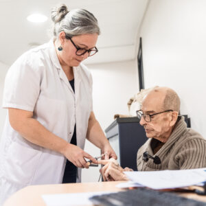 L’infirmière en pratique avancée (IPA) prend les constantes du patient, avant d’appeler le Dr Caroline Raymond pour la suite de la consultation. L’infirmière en pratique avancée (IPA) prend les constantes du patient, avant d’appeler le Dr Caroline Raymond pour la suite de la consultation.