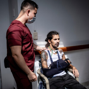 Fabian Cañas, kinésithérapeute, mène une séance de rééducation avec un patient victime d'un accident de moto. Fabian Cañas, kinésithérapeute, mène une séance de rééducation avec un patient victime d'un accident de moto.