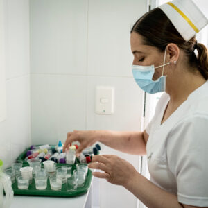 Carolina Mora, infirmière, prépare le traitement d’une d’une patiente qui souffre de céphalées. Carolina Mora, infirmière, prépare le traitement d’une d’une patiente qui souffre de céphalées.