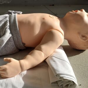 Ouverture des VAS : chez le nourrisson, la tête doit être maintenue en position neutre.