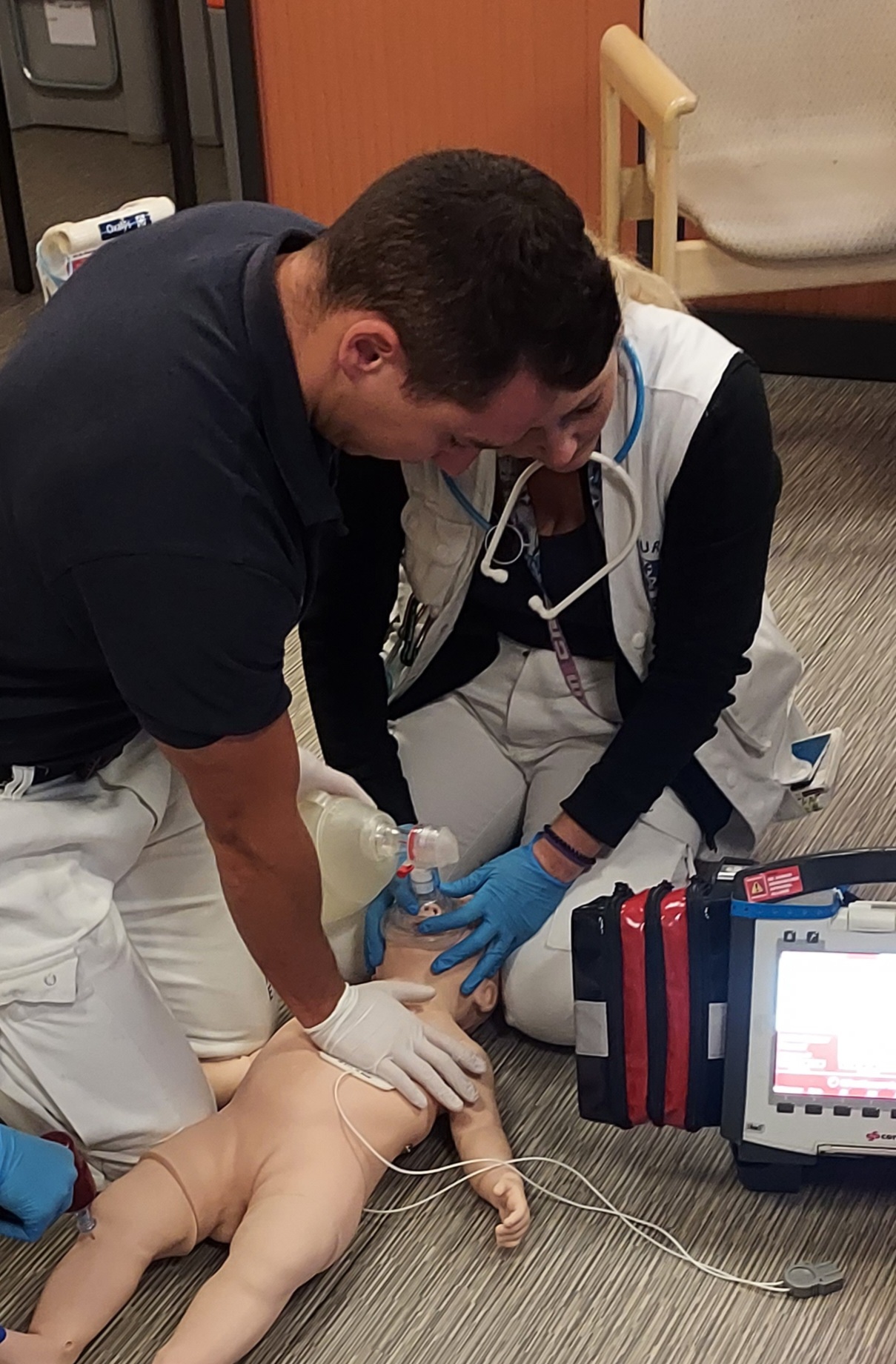 Pour l’enfant, l’intervenant effectuant les compressions thoraciques comprime le BAVU d’une main et laisse l’autre sur le thorax pour apprécier l’efficacité des insufflations